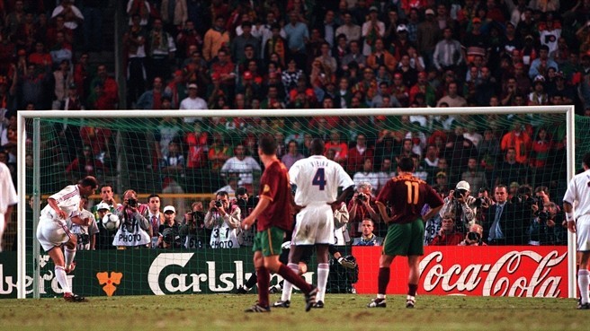 Zinedine Zidane giúp đội tuyển Pháp đánh bại Bồ Đào Nha ở vòng Bán kết. Chung kết EURO 2000 là cuộc so tài giữa Pháp và Italia.